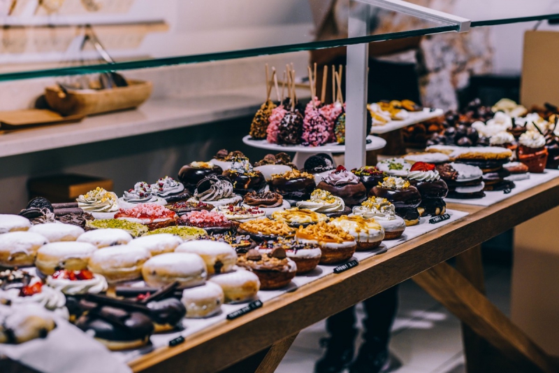 boulangerie-ST CYR SUR MER-min_shop_dessert_pastry_bakery_counter-184398